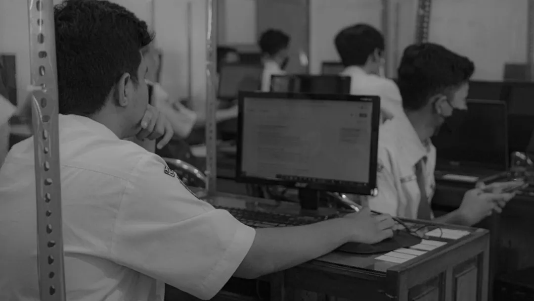 广州企业采购管理软件光盘选型对比：V9平台功能详解封面图